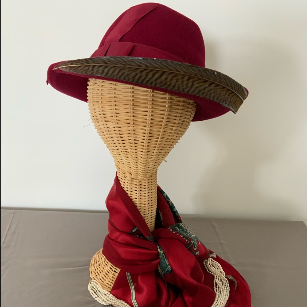 Vintage exquisite 100% wool Gwen Pennington. Burgundy with feathered brim.